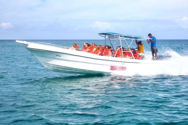 Speedboot mit Touristen beim Saona Ausflug auf deutsch 