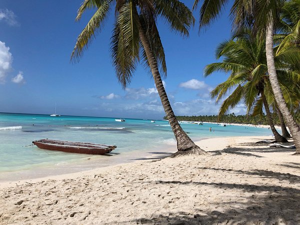 Beim Saona Ausflug ein kleines Boot am Traumstrand