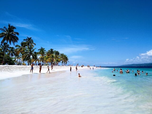 Nette Touristen beim Saona Ausflug am Strand