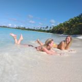 Zwei Frauen liegen am Strand im Meer Insel Saona