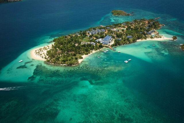 Die Bacardi Insel Cayo Levantado komplett von oben