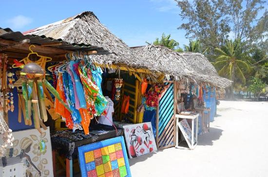 Strohdachhütte mit Bunten Tüchern Insel Saona